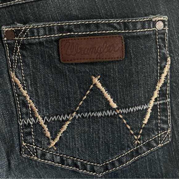 Wrangler Ladies Premium Patch Mae Low Rise Jean Little Rock Finish, Size 7/8x32 - Picture 5 of 10
